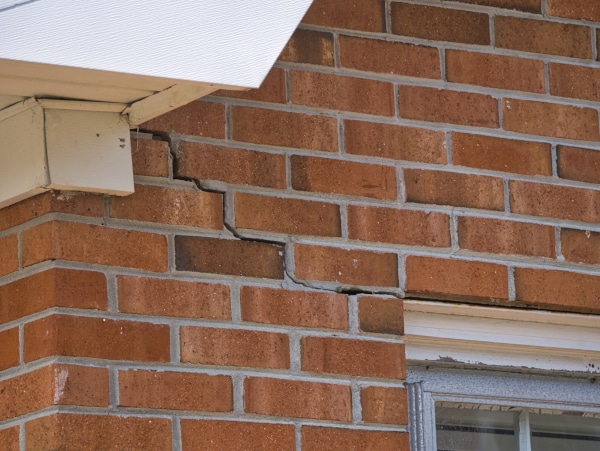 Wall cracked at the eaves may be a basis for a claim against a surveyor in Scotland